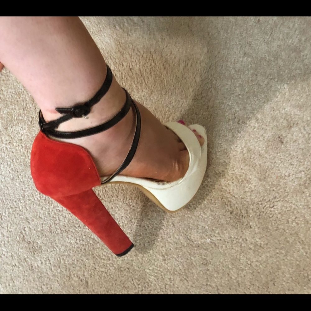 Used Like New Size 8 - Picture 2 of 2